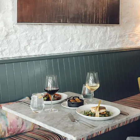 The Devonshire Arms At 4*